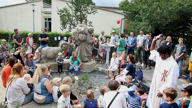 Die Bevölkerung in Hettstadt erfreut sich eines Mehrgenerationen-Bio-Schaugartens. Die Anwesenheit zahlreicher Ehrengäste aus Kreis- und Landespolitik sowie dem Natur- und Umweltschutz bei der Übergabe und Segnung durch Pater Prassana Bijji brachten den außergewöhnlichen Stellenwert zum Ausdruck.