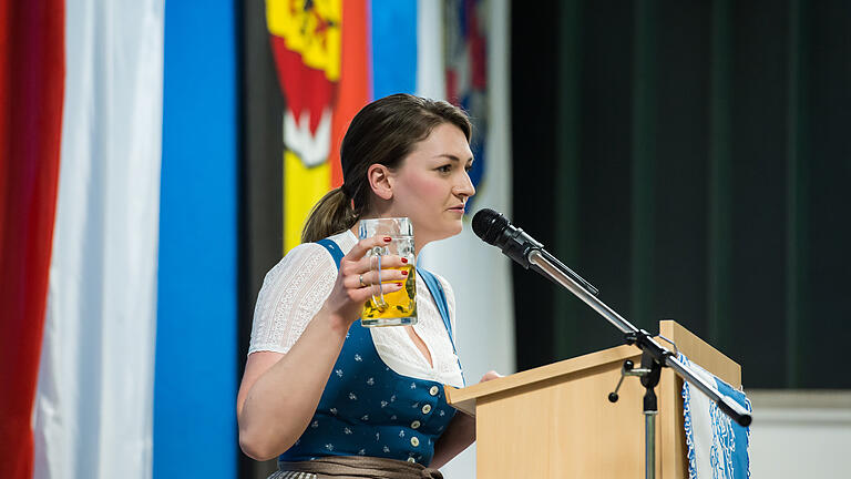 Judith Gerlach: ein Prosit auf 'Dirndl und Digitales'.