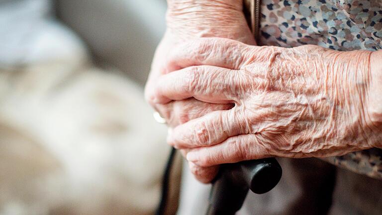 Alte Menschen.jpg       -  Wann man in Deutschland in Rente gehen kann, hängt von verschiedenen Faktoren ab. Aber gibt es auch Menschen, die erst mit 70 Jahren in Rente gehen dürfen?