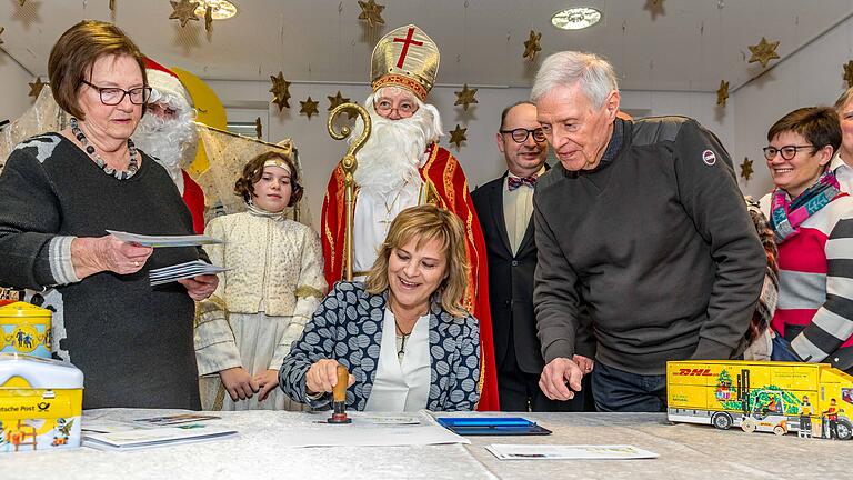 Das einzige bayerische Weihnachtspostamt hat am Sonntag&nbsp; im Rathaus in Himmelstadt feierlich seine Pforten eröffnet. Ehrengast ist Sängerin Nicki, die auch den Ersttagsstempel auf die Weihnachtsbriefe des Christkindes 2023 setzt.