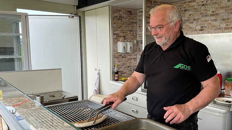 Ein Mann, ein Grill: Wolfram Schemmel betreibt seit drei Wochen den neuen 'Imbiss am Airport' in Haßfurt.