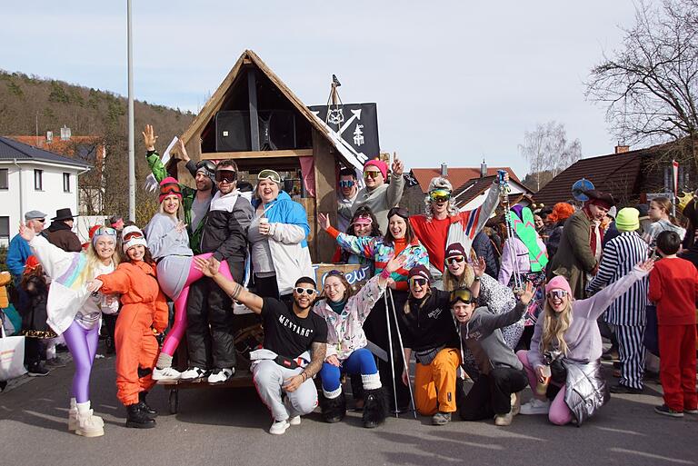 Kein Schnee, auch nicht zum Jubiläum des Skiclubs? Apres Ski Party geht immer. Kein Schnee, auch nicht zum Jubiläum des Skiclubs? Apres Ski Party geht immer.