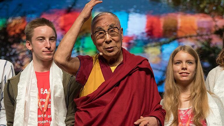 Tibethaus Frankfurt       -  In Frankfurt sprach der Dalai Lama mit Schülern über eine bessere Welt. Hier steht er zwischen Eric Bernhard aus Würzburg und Amelie Hipp.