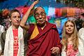 Tibethaus Frankfurt       -  In Frankfurt sprach der Dalai Lama mit Schülern über eine bessere Welt. Hier steht er zwischen Eric Bernhard aus Würzburg und Amelie Hipp.