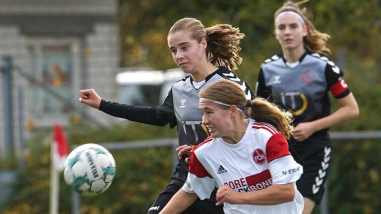 Lebt ihren Traum von einer Profi-Karriere als Fußballerin: Anabel Keul (vorne) im Dress des 1. FC Nürnberg.       -  Lebt ihren Traum von einer Profi-Karriere als Fußballerin: Anabel Keul (vorne) im Dress des 1. FC Nürnberg.