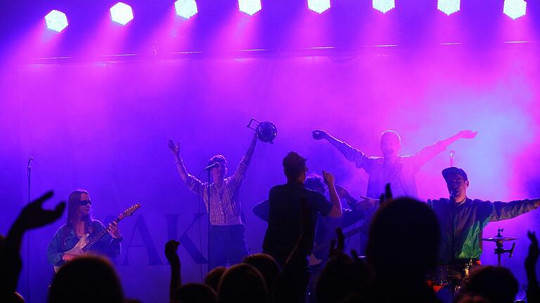 Für tolle Stimmung sorgte die Berliner Band 'Make a Move' als Headliner auf der Comet-Stage am Ende des Abends. Für tolle Stimmung sorgte die Berliner Band 'Make a Move' als Headliner auf der Comet-Stage am Ende des Abends.