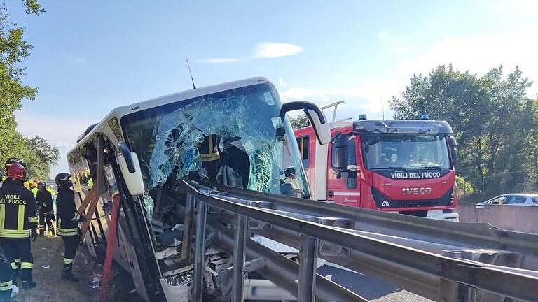 Busunglück in Italien       -  Die Windschutzscheibe des Busses wurde von der Leitplanke regelrecht durchbohrt.
