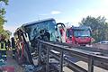 Busunglück in Italien       -  Die Windschutzscheibe des Busses wurde von der Leitplanke regelrecht durchbohrt.