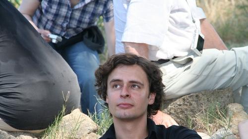 Christian Manuel Oliveira, der Orest in der Würzburger Orestie, während der Orestie-Exkursion des Mainfranken Theaters in einem Artemis-Heiligtum nahe Korinth. Christian Manuel Oliveira, der Orest in der Würzburger Orestie, während der Orestie-Exkursion des Mainfranken Theaters in einem Artemis-Heiligtum nahe Korinth.
