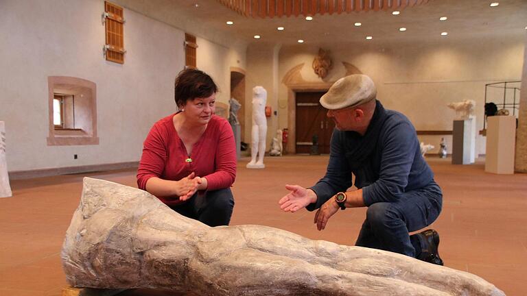 Galerist Thomas Pfarr bespricht mit der Bildhauerin Kornelia Thümmel die Präsentation ihrer Werke im Bildhäuser Abteigebäude.Heike Beudert - Galerist Thomas Pfarr bespricht mit der Bildhauerin Kornelia Thümmel die Präsentation ihrer Werke im Bildhäuser Abteigebäude.Heike Beudert Galerist Thomas Pfarr bespricht mit der Bildhauerin Kornelia Thümmel die Präsentation ihrer Werke im Bildhäuser Abteigebäude.Heike Beudert - Galerist Thomas Pfarr bespricht mit der Bildhauerin Kornelia Thümmel die Präsentation ihrer Werke im Bildhäuser Abteigebäude.Heike Beudert