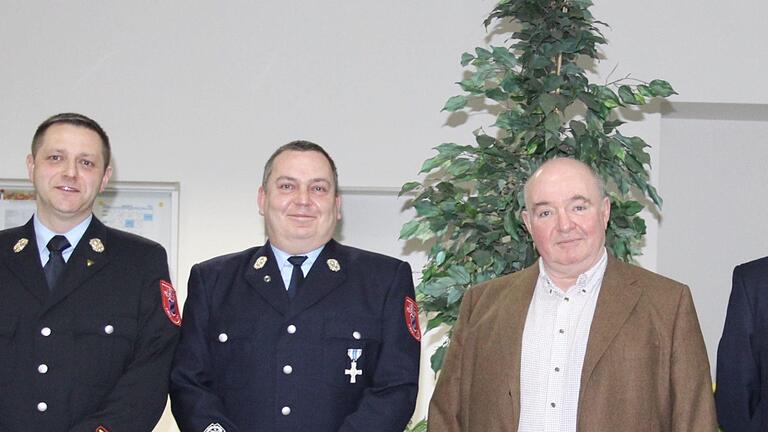 Ehrungen bei der Werkfeuerwehr von Paul & Co (von links): Kommandant Marius Stranzik, Gregor Pasieka (30 Jahre aktiv) und Geschäftsführer Manfred Kunert. Foto: Sebastian Schmitt       -  Ehrungen bei der Werkfeuerwehr von Paul & Co (von links): Kommandant Marius Stranzik, Gregor Pasieka (30 Jahre aktiv) und Geschäftsführer Manfred Kunert. Foto: Sebastian Schmitt