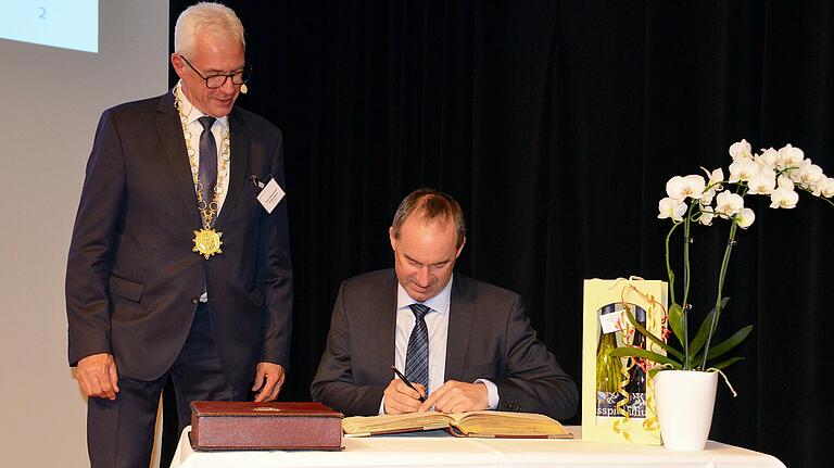 Bayerns Wirtschaftsminister Hubert Aiwanger trug sich im Beisein von Bürgermeister Günther Werner in das Goldene Buch der Stadt Haßfurt ein. Bayerns Wirtschaftsminister Hubert Aiwanger trug sich im Beisein von Bürgermeister Günther Werner in das Goldene Buch der Stadt Haßfurt ein.
