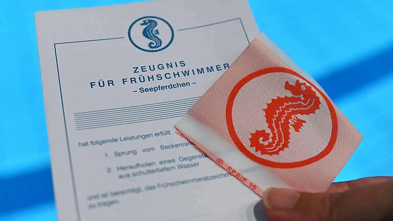 Mit dem Frühschwimmerabzeichen 'Seepferdchen' fängt im Wasser alles an. Doch wegen der Corona-Pandemie konnten Schwimmkurse lange Zeit nicht stattfinden (Symbolbild). Mit dem Frühschwimmerabzeichen 'Seepferdchen' fängt im Wasser alles an. Doch wegen der Corona-Pandemie konnten Schwimmkurse lange Zeit nicht stattfinden (Symbolbild). 