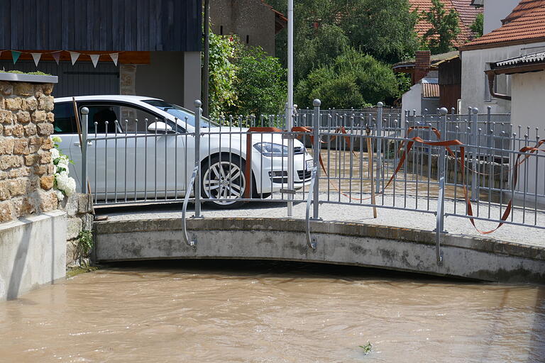 Am Tag nach dem Hochwasser vom 9. Juli 2021 in Knetzgau (Archivbild): Der Westheimer Bach im Altort.