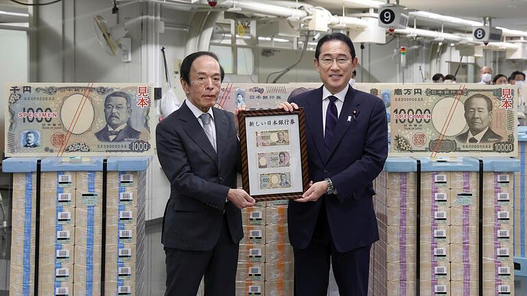 Neue Banknoten in Japan       -  Japans Premierminister Fumio Kishida (r) und der Gouverneur der Bank of Japan, Kazuo Ueda, präsentieren die neuen Banknoten in Tokio.