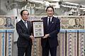 Neue Banknoten in Japan       -  Japans Premierminister Fumio Kishida (r) und der Gouverneur der Bank of Japan, Kazuo Ueda, präsentieren die neuen Banknoten in Tokio.