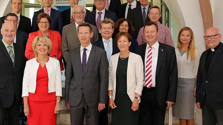 Dem Rat der Regionen der Mainfranken GmbH steht Schweinfurts OB Sebastian Remelé voran. Vor der aktuellen Sitzung war Fotoshooting angesagt.