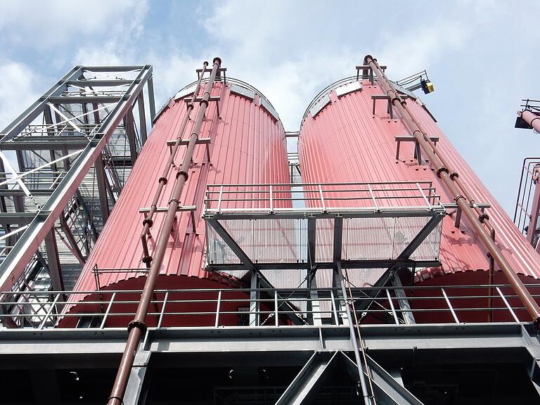 Die zwei Silos für den Klärschlamm am GKS.