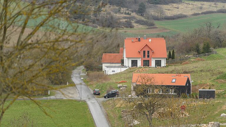 Der Bauplatz der Familie Stumpf liegt in der Straße 'Hinter der Kirche', die quasi das Neubaugebiet Oberwaldbehrungens ist.