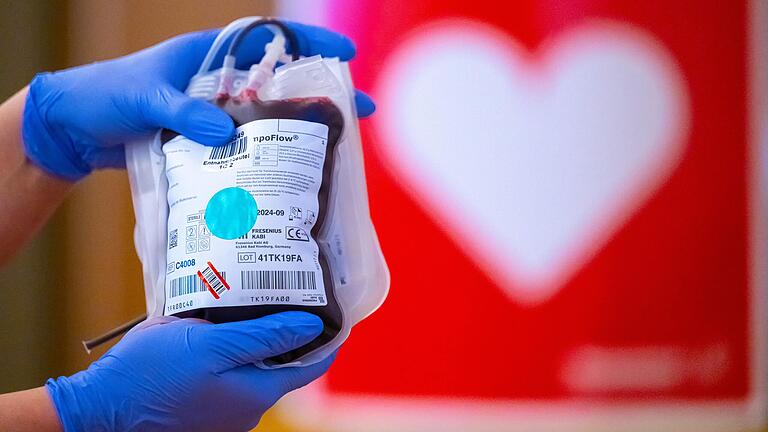 Blutspende mit Herz: Blut ist lebenswichtig, Blutspenden sind knapp. Blutspende mit Herz: Blut ist lebenswichtig, Blutspenden sind knapp. 