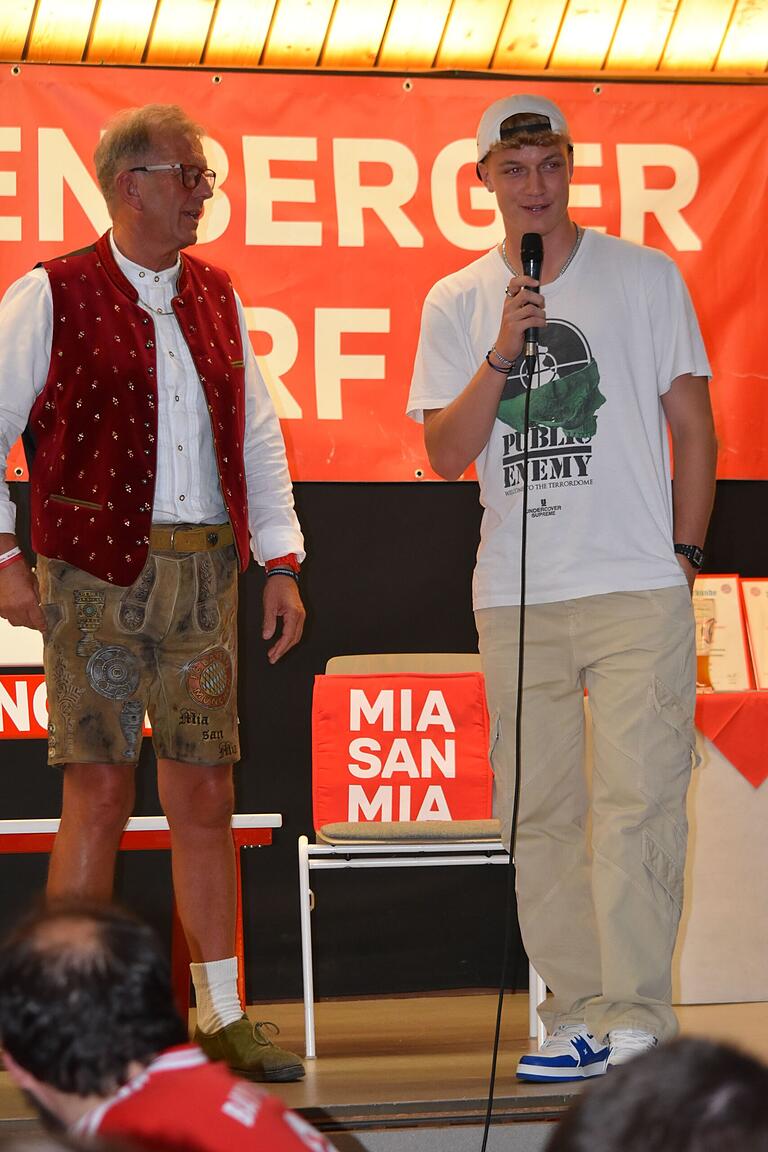 Das Bild zeigt Präsident Roland Heller mit dem aus Schweinfurt stammenden Torwart Johannes Schenk, der FC Bayern München an Drittligist Preußen Münster ausgeliehen hat. Das Bild zeigt Präsident Roland Heller mit dem aus Schweinfurt stammenden Torwart Johannes Schenk, der FC Bayern München an Drittligist Preußen Münster ausgeliehen hat.