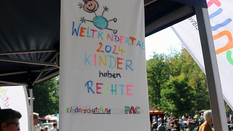 Es herrschte ein reges Kommen und Gehen am 70. Weltkindertag im Schweinfurter Wildpark auf der Veranstaltung 'Picknick für Kinderrechte'. Es herrschte ein reges Kommen und Gehen am 70. Weltkindertag im Schweinfurter Wildpark auf der Veranstaltung 'Picknick für Kinderrechte'.