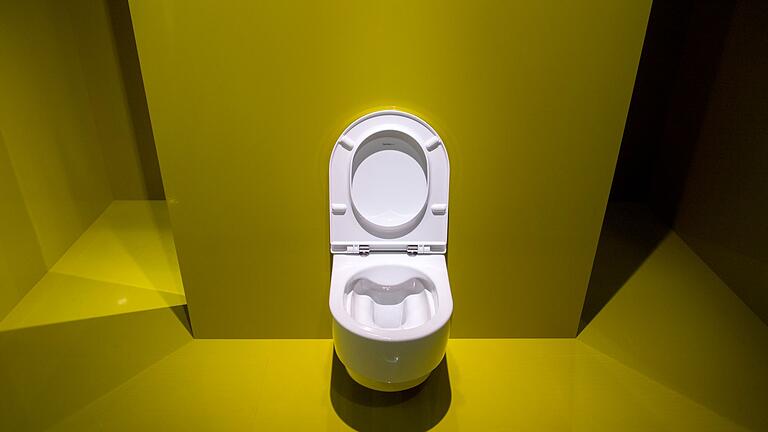 Ein WC in einem gelben Raum       -  Kein Grund zur Panik: Schäumender Urin kann harmlos sein – oft sind Putzmittelrückstände in der Toilette die Ursache.