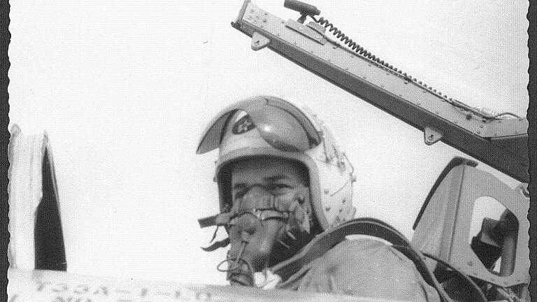 Karl Heinz Hofmann mit Atemmaske und Interphone-Funkausrüstung im Cockpit.