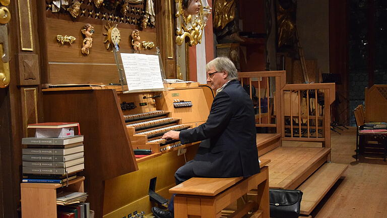 Mit Orgelwerken vom Barock bis zur Moderne intonierte Bernhard Seelbach an der großen Orgel der Kirche St. Andreas Karlstadt ausgewählte Stücke, die die Vielfalt und Klangfacetten des Instruments hörbar machten.