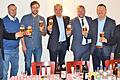 Bei der Präsentation Hopfen-Jahrgangsbier und Whisky Old Owl am ehemaligen Brauereistandort (von links): Eberhard Nuss, Karl-Heinz Pritzl, Jacob Pritzl, Paul Lehrieder, Thomas Eberth, Peter Juks, und Otto Resch.