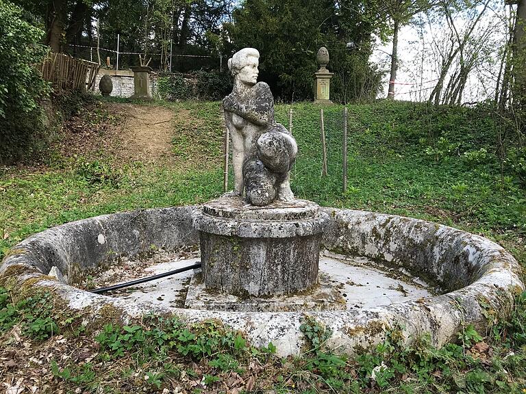 Den ehemaligen Barockgarten schmückt der Nymphen-Brunnen, den der renommierte Bildhauer Joseph Wackerle geschaffen hat. Den ehemaligen Barockgarten schmückt der Nymphen-Brunnen, den der renommierte Bildhauer Joseph Wackerle geschaffen hat.