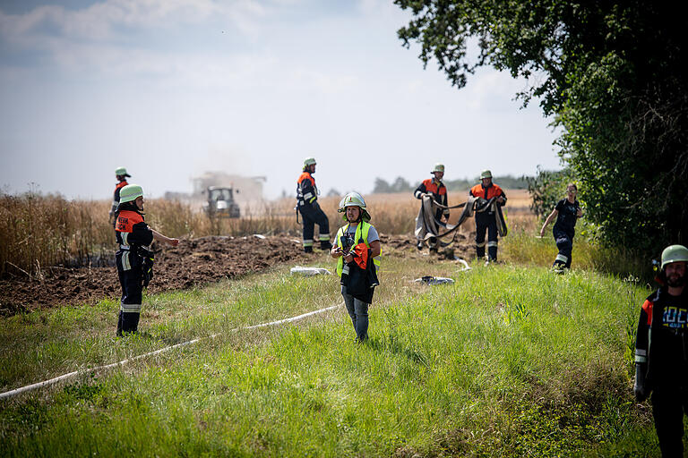 Dank der schnellen Reaktion der Feuerwehren und unterstützenden Landwirte konnte eine Ausbreitung des Feuers in ein Waldstück verhindert werden. Dank der schnellen Reaktion der Feuerwehren und unterstützenden Landwirte konnte eine Ausbreitung des Feuers in ein Waldstück verhindert werden.