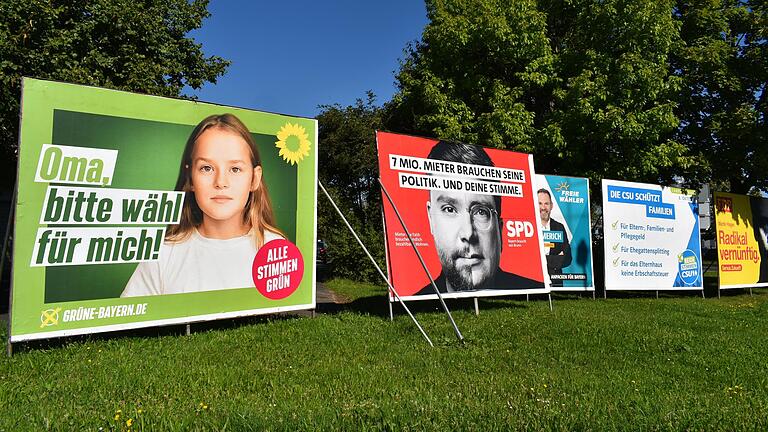 Die Landtagswahl 2023, für die die Parteien auch in Bad Neustadt mit großen Plakaten warben (Archivbild), ist vorbei. Bei den Ergebnissen gab es einige Besonderheiten.&nbsp;