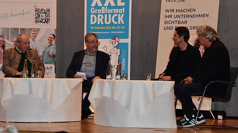 Wie geht es mit dem Fußball-Schiedsrichterwesen in Deutschland weiter. Darüber diskutierten Gerd Mauersberger, Abteilungsleiter Schiedsrichter beim FC Bayern München, Moderator Klaus T. Mende, Fifa-Schiedsrichter Deniz Aytekin, DFB-Vizepräsident Ronny Zimmermann.