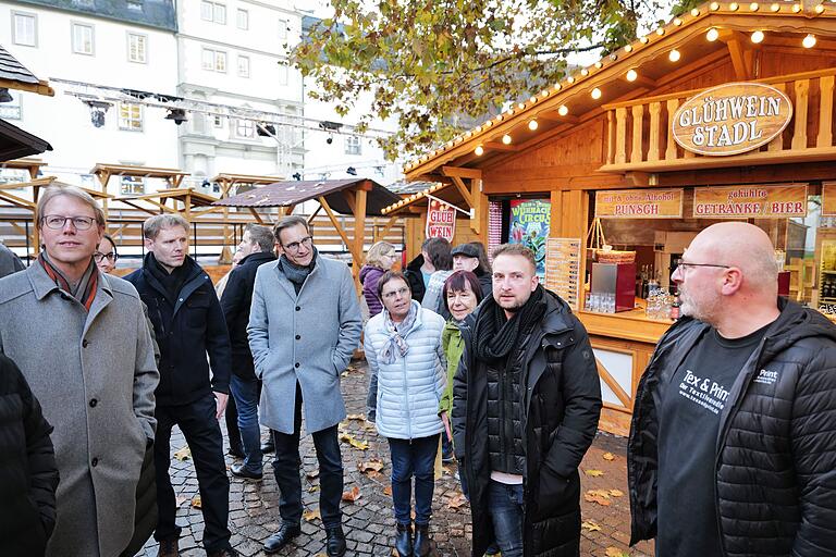 Veranstalter Rudi Bauer (Zweiter von rechts) führte zur Eröffnung über das Winterzauber-Gelände.