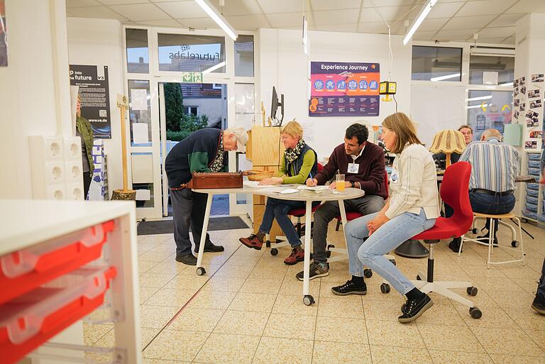 Beim Besuch des Reparatur-Cafés werden zu Beginn Angaben zum Gerät und den Reparaturwünschen notiert.