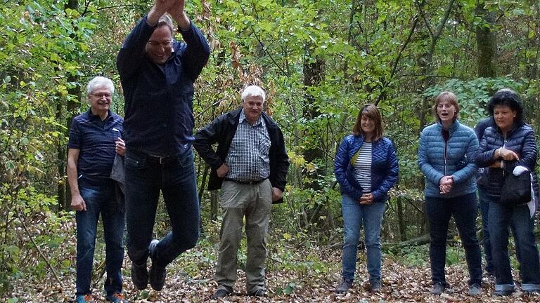 Den Fitnessparcours am Trekkingplatz &bdquo;Steinknuck&ldquo; probierten die Bürgermeister Stefan Paulus aus Knetzgau und Matthias Bäuerlein aus Rauhenebrach gleich mal aus, hier Bäuerlein beim Standweitsprung.