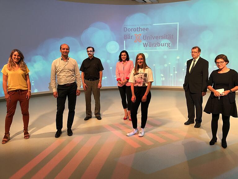 Bei der Online-Podiumsdiskussion im VCC zum Thema 'Fake News in der Corona-Krise' waren vor Ort dabei (von links): Moderatorin Jasmina Neudecker vom ZDF, Prof. Dr. Andreas Hotho (Data Science, Uni Würzburg), Prof. Markus Appel (Kommunikationspsychologe, Uni Würzburg), Dorothee Bär (Staatsministerin für Digitalisierung), Emma Bartelsheim (Schülerin), Prof. Alfred Forchel (Uni-Präsident) und Ingrid Brodnig (Journalistin).