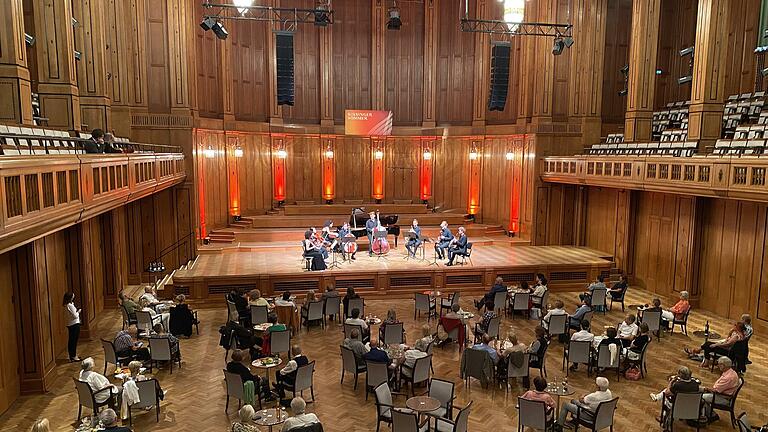 Picknick und Musik gab es beim Kissinger Sommer wegen des Regens im Trockenen.       -  Picknick und Musik gab es beim Kissinger Sommer wegen des Regens im Trockenen.