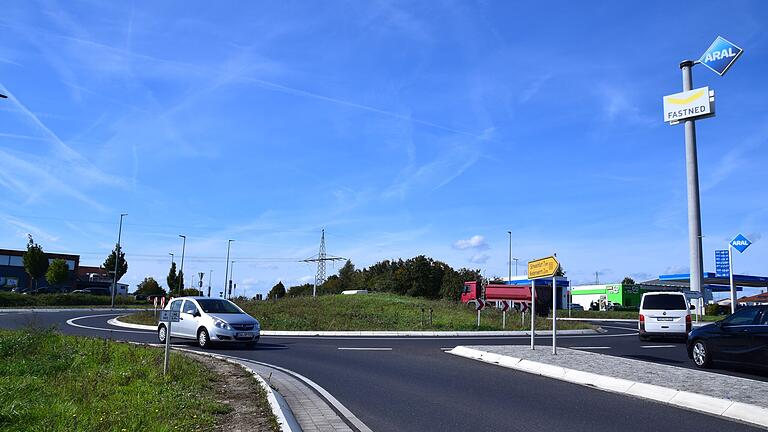 Nur mit Gras eingesät ist der Verkehrskreisel auf der B 303 vor Euerbach. Die Gemeinde will ihn jetzt mit Stauden bunter gestalten. Nur mit Gras eingesät ist der Verkehrskreisel auf der B 303 vor Euerbach. Die Gemeinde will ihn jetzt mit Stauden bunter gestalten.