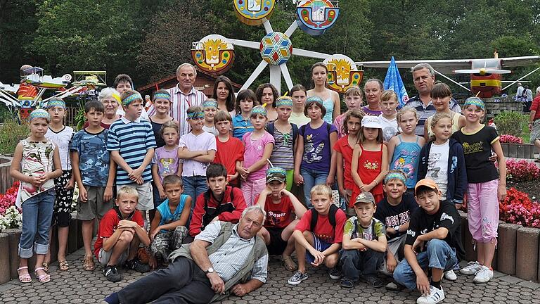 Kinder aus Belarus kamen früher oft vier Wochen zur Erholung in die Rhön und besuchten hier – wie das Foto von 2009 zeigt – etwa den Märchenpark am Sambachshof. Nachdem solche Erholungswochen aufgrund des Ukrainekrieges nicht mehr möglich waren, gab es Kindererholungen im Heim Nadeshda in Belarus.