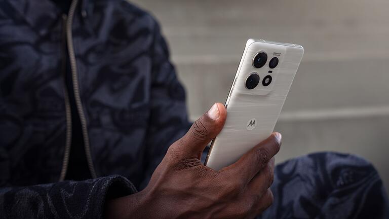 Motorola Edge 50 Pro in Moonlight Pearl - Das Edge 50 Pro ist weniger breit als Smartphones vergleichbarer Länge - hier in der Farbe Moonlight Pearl, ein weißgrauer Look. Motorola Edge 50 Pro in Moonlight Pearl - Das Edge 50 Pro ist weniger breit als Smartphones vergleichbarer Länge - hier in der Farbe Moonlight Pearl, ein weißgrauer Look.