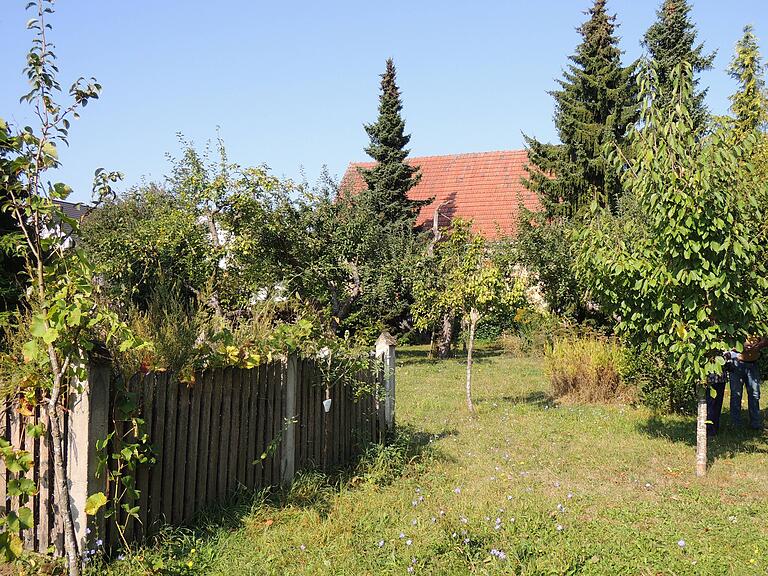 Das Bauerngärtlein umgibt ein Staketenzaun. Das Bauerngärtlein umgibt ein Staketenzaun.