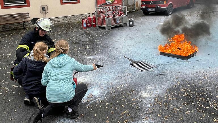 Die Mädchen bei einer Löschübung.