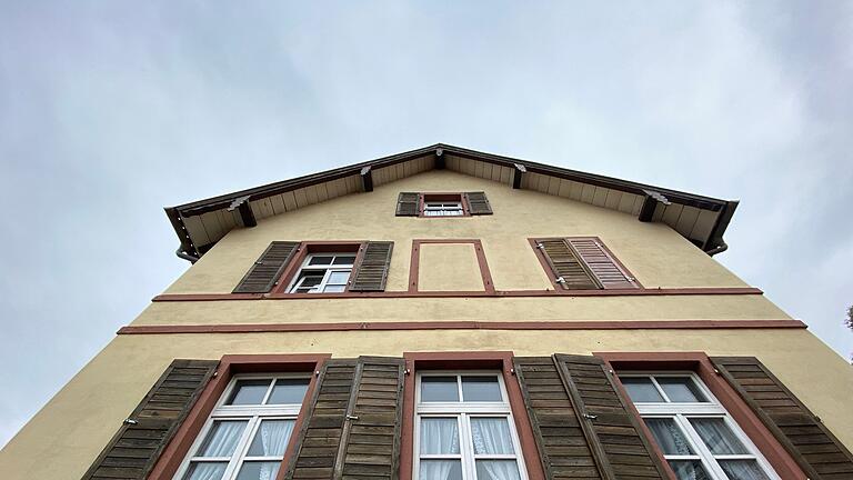 Die alte Schule im Wombach wird derzeit von mehreren Vereinen als Lagerraum genutz. Ob diese Nutzung künftig in einen Neubau unterkommt, oder ob die alte Schule saniert wird, ist noch offen.