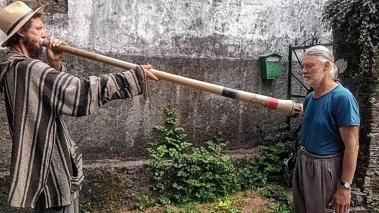 Eine Instrumentalbegegnung der anderen Art: Herbert Waibl bei der Klangmassage durch ein Didgeridoo, die er unverhofft in Spanien bekam.