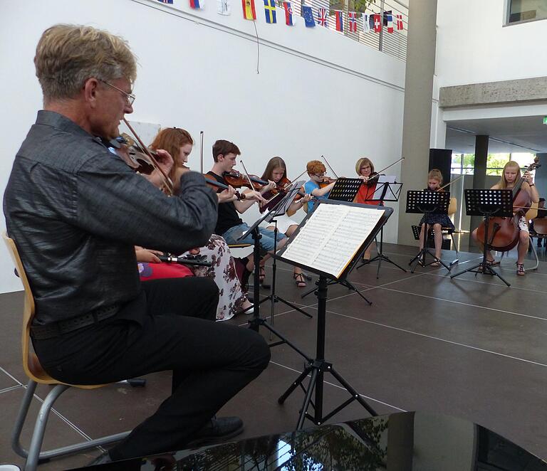 Peter Pretzerentführte die Zuschauer zusammen mit seinem Orchester in die Welt von G. F. Händel und C. W. Gluck