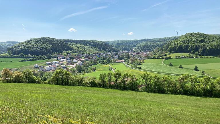 Nach Euerdorf auf den Haarberg: Bei einer BUND-Reise zeigen Experten vom Naturschutz-Bund die Schönheit der Natur in und um die Rhön.Foto: Charlotte Wittnebel-Schmitz       -  Nach Euerdorf auf den Haarberg: Bei einer BUND-Reise zeigen Experten vom Naturschutz-Bund die Schönheit der Natur in und um die Rhön.Foto: Charlotte Wittnebel-Schmitz