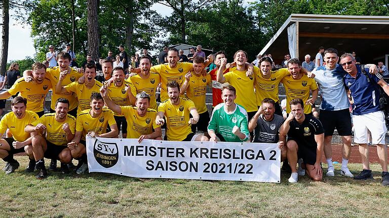 Meister der Kreisliga Würzburg 2 – der TSV Eisingen: (vorne von links) Ilja Horn, Benedikt Engert, Hannes Glas, Christian Dampach, Daniel Woller, Dominik Daxhamer, Christopher Endres, Christian Günther, (hinten von links) Spielertrainer Phillipp Christ, Lukas Götz, Alexander McBride, Dieter Olbrecht, Marcel Dietz, Mario Christ, Christoph Lyjschyk, Constantin Schmidt, Kevin Zeh, Florian Preißendorfer, Fabio Vollderauer, Joschua Heberlein, Maxi Schmidt und Dirk Becker.