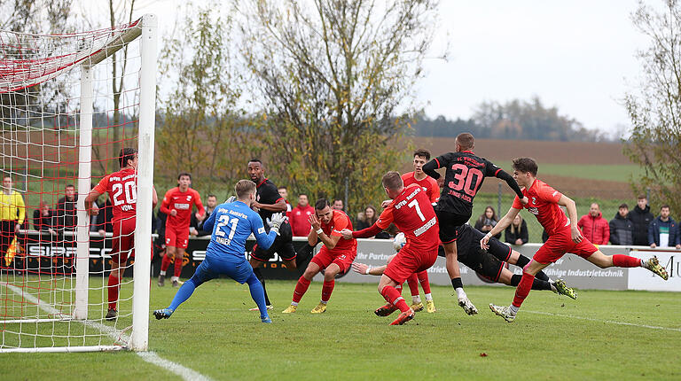 Kickers-Tor Nummer zwei: Benyas Junge-Abiol sorgt nach einem Eckball für die 2:1-Führung.